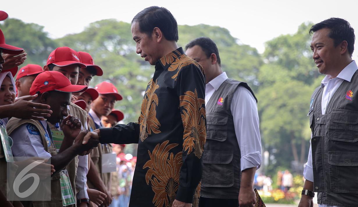 Seorang pelajar bersalaman dengan Presiden Jokowi saat pembukaan kegiatan KKP 2015 di Istana Negara, Jakarta, Rabu (18/11). Sebanyak 1.173 pengurus OSIS SMP, SMA, dan SMK se-Indonesia ikut berpartisipasi dalam kegiatan ini. (Liputan6.com/Faizal Fanani)