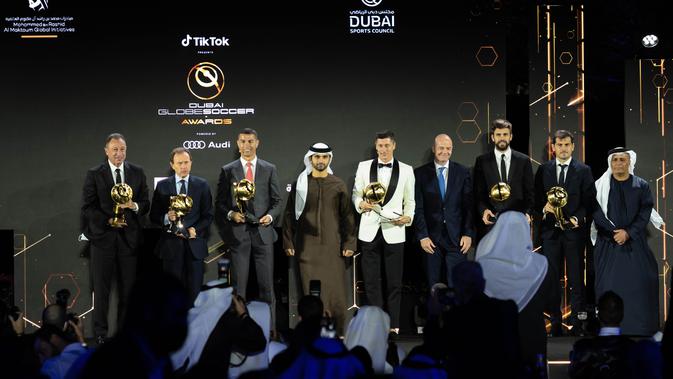 Cristiano Ronaldo saat meraih penghargaan Globe Soccer Player of The Century Award (AFP)