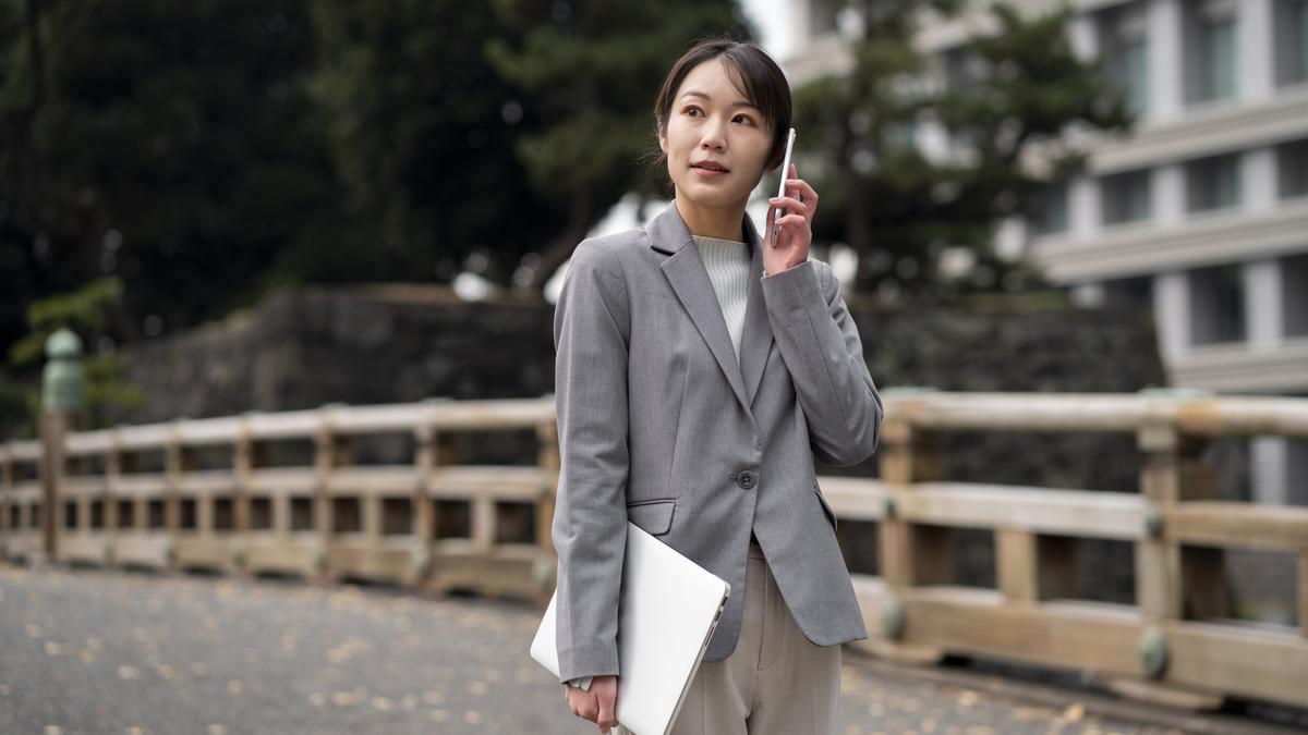 Bikin Tampilan Makin Trendi, Intip 5 Inspirasi Model Jas Wanita Modern dan Elegan untuk April 2025