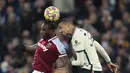 Bek Liverpool, Joel Matip berebut bola udara dengan pemain West Ham United, Michail Antonio pada pertandingan lanjutan Liga Inggris di stadion London (8/11/2021). West Ham United menyamai torehan poin dari Man City yaitu 23 poin. (AP Photo/Ian Walton)