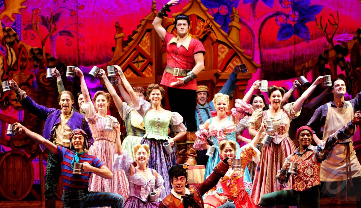Pertunjukan drama musikal bertajuk ‘Beauty and The Beast The Original Broadway Musical Spectaculer’ diselengarakan di Ciputra Artpreneur, Jakarta (26/5/2015). (Liputan6.com/Faisal R Syam)