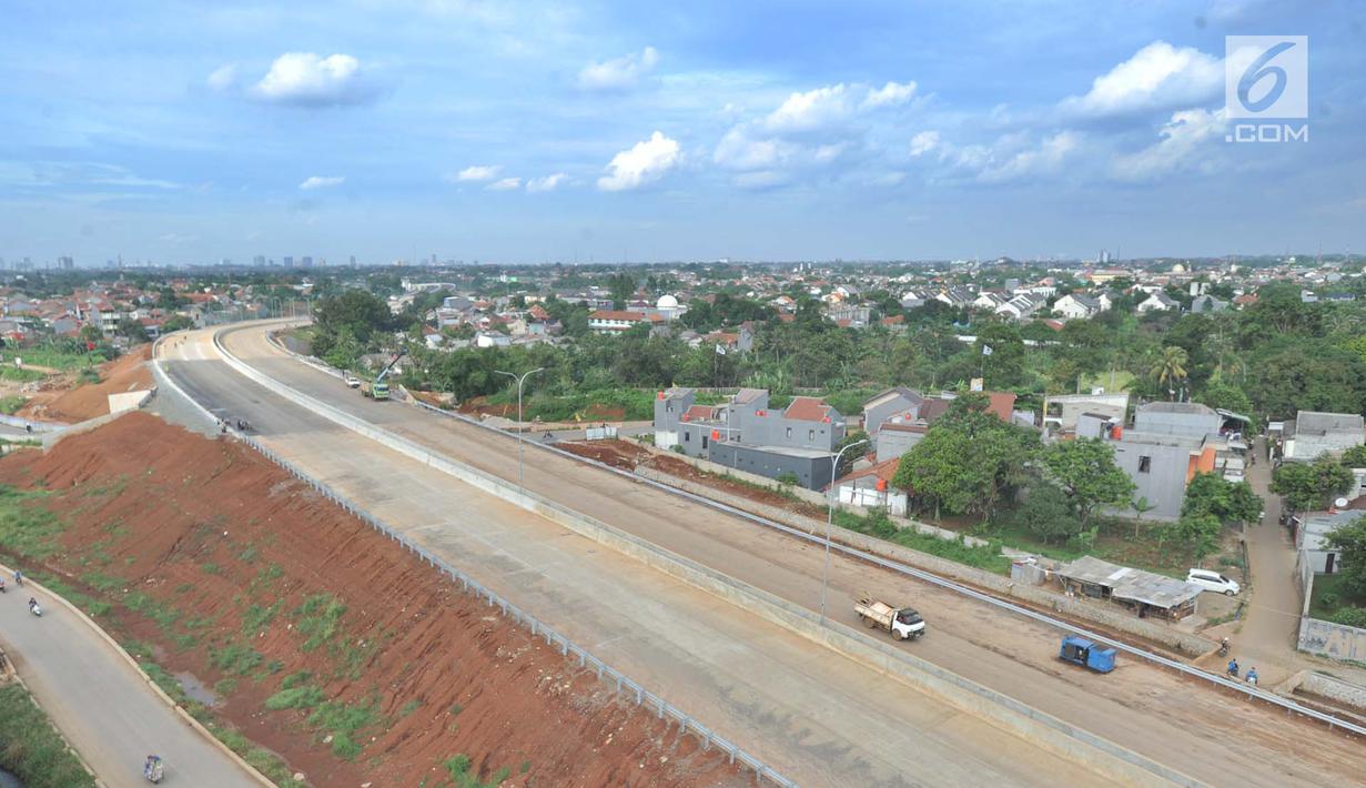 Suasana proyek pembangunan jalan tol Depok-Antasari (Desari) seksi 2 Brigif-Sawangan di kawasan Krukut, Depok, Jawa Barat, Selasa (12/3). Tol Desari tersebut terbagi menjadi 3 seksi. (merdeka.com/Arie Basuki)