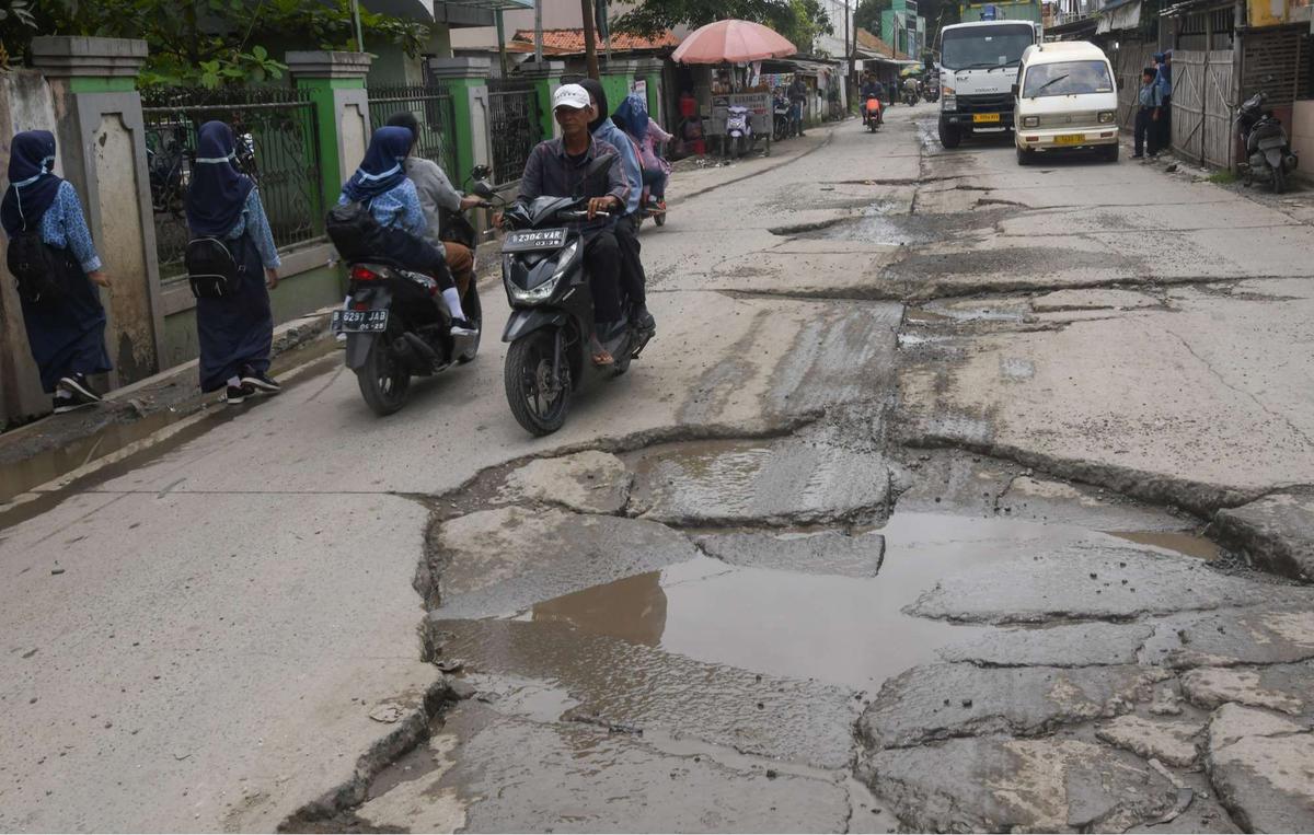 Kondisi Jalan Raya Tanjung Pasir Tangerang Rusak Parah Akibat Dilewati Truk-Truk Besar
