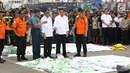 Presiden RI, Joko Widodo (kedua kiri depan) bersama Menhub Budi Karya Sumadi dan KaBasarnas Marsdya M Syaugi melihat barang yang diduga milik penumpang pesawat Lion Air JT 610 di Pelabuhan JICT 2, Jakarta, Selasa (30/10). (Liputan6.com/Helmi Fithriansyah)