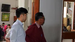 Christopher Daniel (kiri) tiba untuk menjalani sidang di PN Jakarta Selatan, Jakarta, Kamis (4/6/2015). Sidang kasus kecelakaan yang menewaskan empat korban menghadirkan rekan terdakwa Ali dan supirnya Sandi sebagai saksi. (Liputan6.com/Helmi Afandi)
