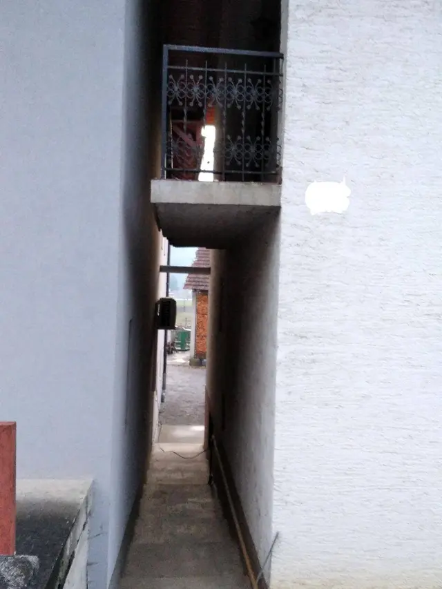 10 Potret Absurd Balkon Salah Desain Ini Jadi Tak Beguna