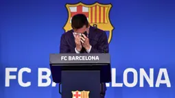 Konferensi pers tersebut digelar di Camp Nou dan dihadiri sejumlah wartawan dan pemain Barcelona, seperti Gerard Pique dan Jordi Alaba. (Foto: AFP/Pau Barrena)