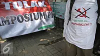 Massa aksi dari Front Pancasila bersiap menggelar aksi didepan Hotel Aryaduta, Jakarta, Senin (18/4). Mereka menolak Simposium PKI yang dapat dimanfaatkan menghidupkan kembali paham komunis. (Liputan6.com/Faizal Fanani)