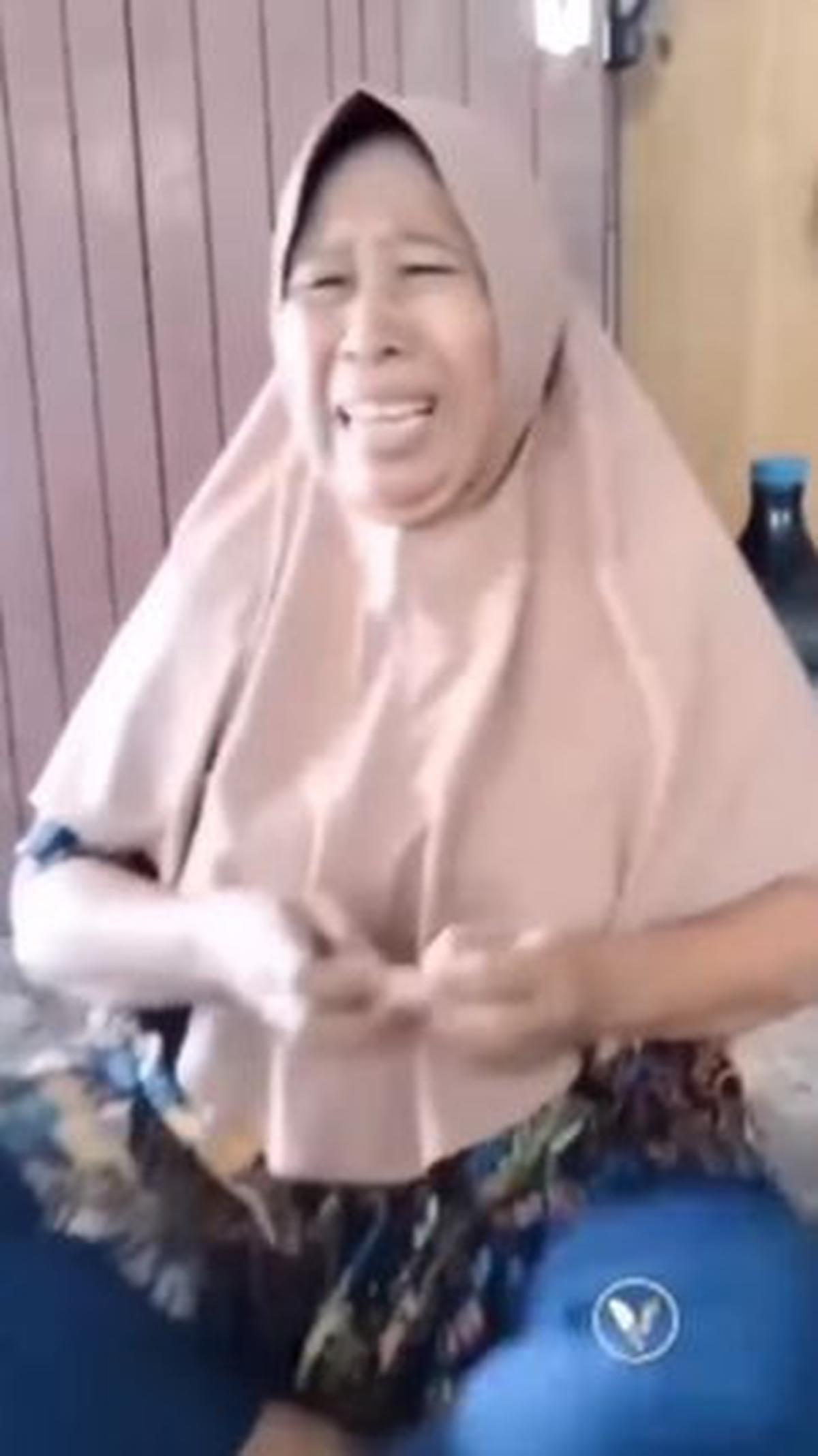 "Ibu tenang aja, enggak usah panik. Ini penipuan, itu yang telepon bukan polisi, itu penipu," jelas sang karyawan.