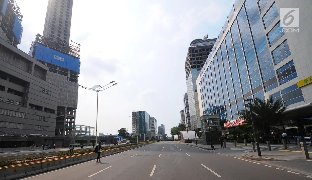 Suasana gedung perkantotan yang tutup di jalan Thamrin, Jakarta, Rabu (22/5). Akibat aksi 22 mei membuat perkantoran di kawasan tersebut terpaksa ditutup dan para karyawan diliburkan. (Liputan6.com/Angga Yuniar)