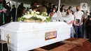 Peti jenazah aktris senior Rima Melati bersiap diturunkan ke liang lahat di TPU Tanah Kusir, Jakarta Selatan, Sabtu (25/6/2022). Rima Melati meninggal dunia pada Kamis (24/6). Sebelum meninggal dia sempat dirawat lantaran komplikasi dan infeksi. (Liputan6.com/Angga Yuniar)
