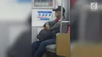 Heboh, seorang kakek mirip Presiden kedua RI Soeharto di dalam sebuah KRL. Namun belakang diketahui sosok asli sang kakek  