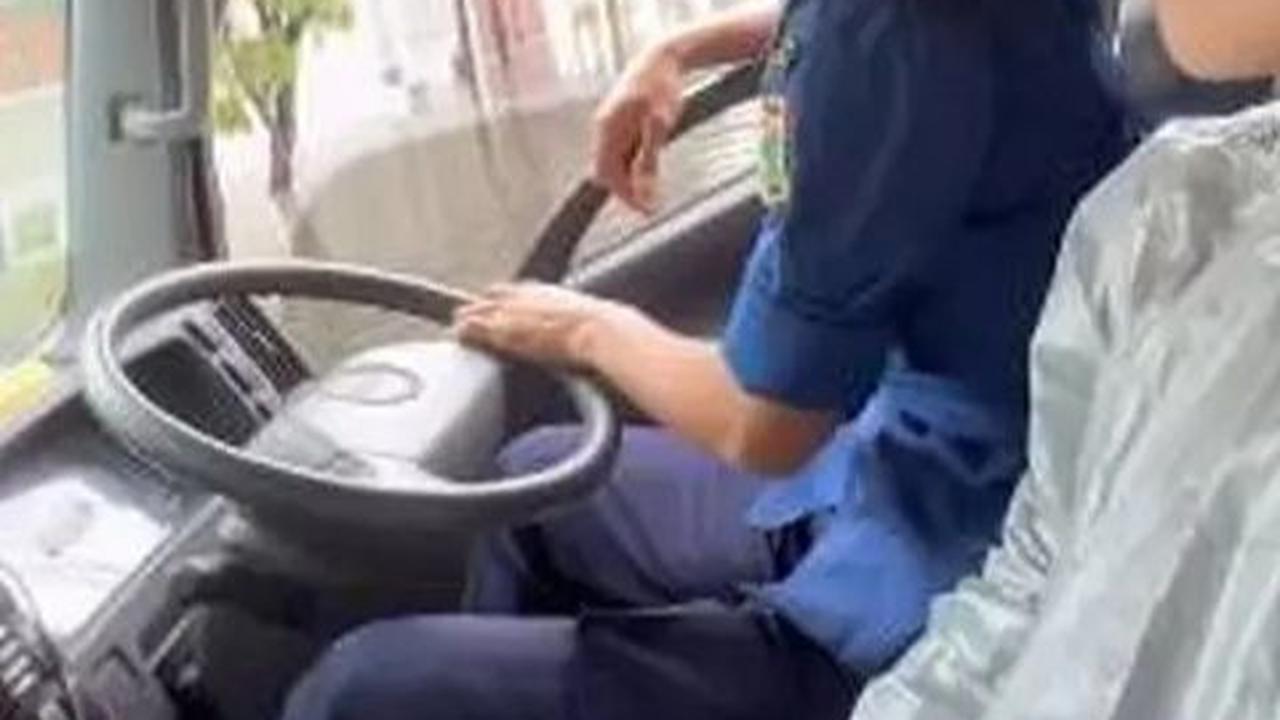 Dalam perjalanannya, Tina Toon tidak sendiri. Ia naik mobil bersama petugas lainnya.<br>