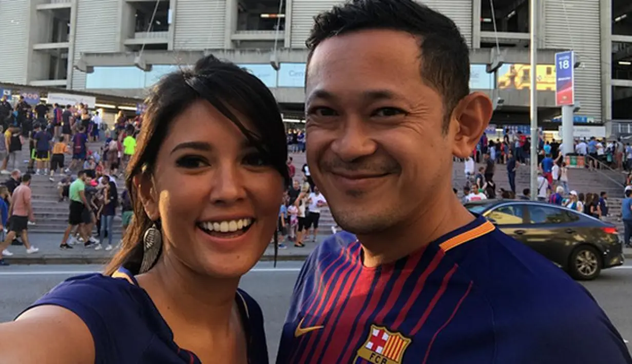 Titi dan suami mengenakan jarsey kandang Barca. Beberapa foto diluar maupun di dalam stadion dibagikan melalui akun instagram. (Instagram/titirajobintang)
