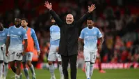 Manajer Manchester City asal Italia, Enzo Maresca (tengah), merayakan kemenangan di lapangan usai pertandingan Liga Inggris antara Liverpool dan Manchester City di Anfield, Liverpool, Inggris barat laut, pada 11 Oktober 2026. Manchester City memenangkan pertandingan tersebut dengan skor 3-0. (Paul ELLIS/AFP)