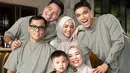 <p>Fuji baru saja mengunggah beberapa potret dirinya bersama keluarga mengenakan sarimbit baju Lebaran. Kamu bisa menjadikan beberapa gaya keluarga Fuji ini sebagai inspirasi tampil selama bulan Ramadan. Di sini, Fuji tampil cantik mengenakan hijab cokelat muda, sedangkan sekeluarga kompak tampil dengan baju bernuansa abu-abu yang serasi. [Foto: Instagram/fuji_an]</p>