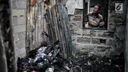 Warga mencari sisa harta benda usai kebakaran menghanguskan Kelurahan Kebon Kosong, Kemayoran, Jakarta, Rabu (26/12). Sebanyak 25 mobil pemadam kebakaran dikerahkan untuk memadamkan api saat kebakaran. (Liputan6.com/Faizal Fanani)