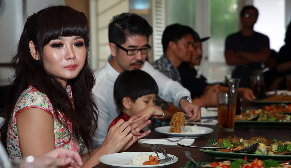 "Saya sih enggak muluk-muluk ya. Inginnya karier lancar, saya dan keluarga sehat. Soalnya saya punya cita-cita  ingin mengepakkan sayap untuk go international." ujar Alena. (Deki Prayoga/Bintang.com)