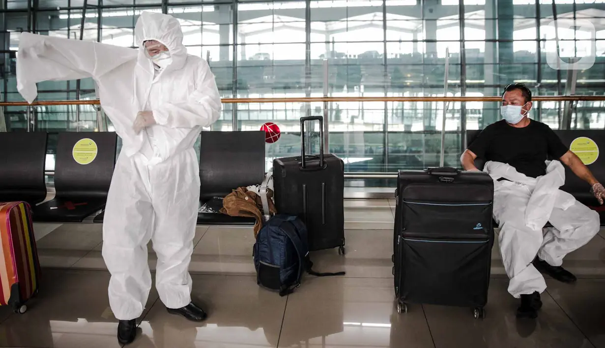 Sejumlah calon penumpang pesawat menggunakan alat pelindung diri (APD) di Terminal 3 Bandara Soekarno-Hatta (Soetta), Tangerang, Banten, Senin (11/5/2020). Calon penumpang menggunakan APD untuk melindungi diri dari penularan virus corona COVID-19. (Liputan6.com/Faizal Fanani)