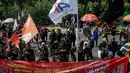 Ribuan buruh melakukan unjuk rasa di depan Balai Kota, Jakarta, Kamis (2/10/14). (Liputan6.com/Faizal Fanani)