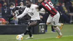 Bek AC Milan, Theo Hernandez berusaha merebut bola pemain Lille, Jonathan Ikone pada pertandingan H Liga Europa di Stadion San Siro, di Milan, Italia, Kamis (5/11/2020). Lille menang telak atas AC Milan 3-0. (AP Photo/Luca Bruno)