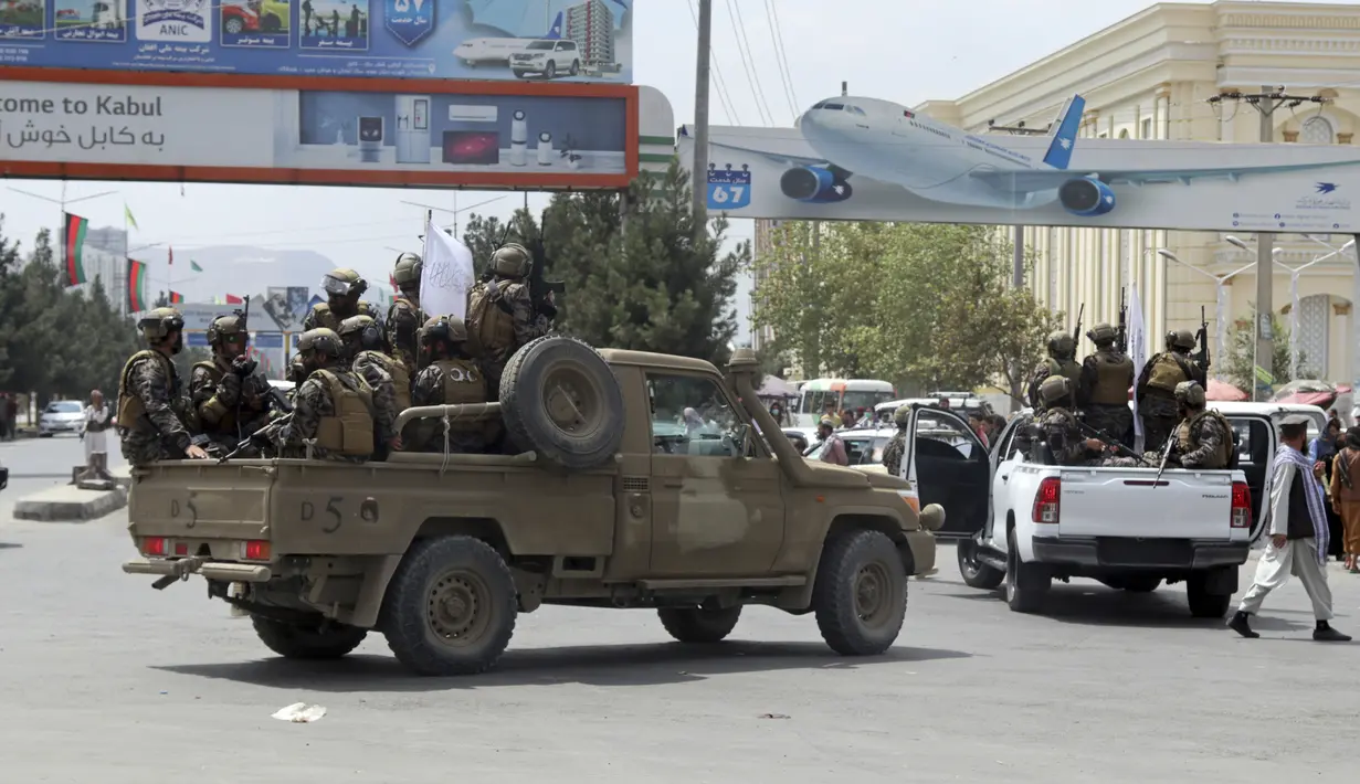 Pasukan khusus Taliban tiba di dalam Bandara Internasional Hamid Karzai setelah penarikan militer AS, di Kabul, Afghanistan, Selasa (31/8/2021).  Taliban menguasai penuh bandara internasional Kabul pada Selasa, setelah pesawat AS meninggalkannya landasan pacu. (AP Photo/Khwaja Tawfiq Sediqi)