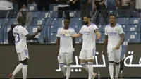 Penyerang Real Madrid, Karim Benzema (kedua kanan) berselebrasi usai mencetak gol ke gawang Barcelona pada semifinal Piala Super Spanyol di Stadion King Fahd, Riyadh, Arab Saudi, Kamis (13/1/2022). Real Madrid akan bertemu pemenang Atletico Madrid vs Athletic Bilbao di Final. (AP Photo/Hassan Ammar)