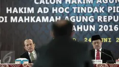 Ketua Komisi Yudisial Aidul Fitriciada Azhari (kanan) dalam wawancara terbuka di Auditorium Komisi Yudisial, Jakarta, Senin (20/6).Tes wawancara dilakukan oleh para panel serta pakar hukum dan negarawan. (Liputan6.com/Faizal Fanani)