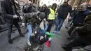 Seorang lelaki terjatuh saat berunjuk rasa di Roma, Italia, Selasa (21/2). Para pengemudi mengaku tersaingi oleh keberadaan Uber. (AP Photo / Alessandra Tarantino)