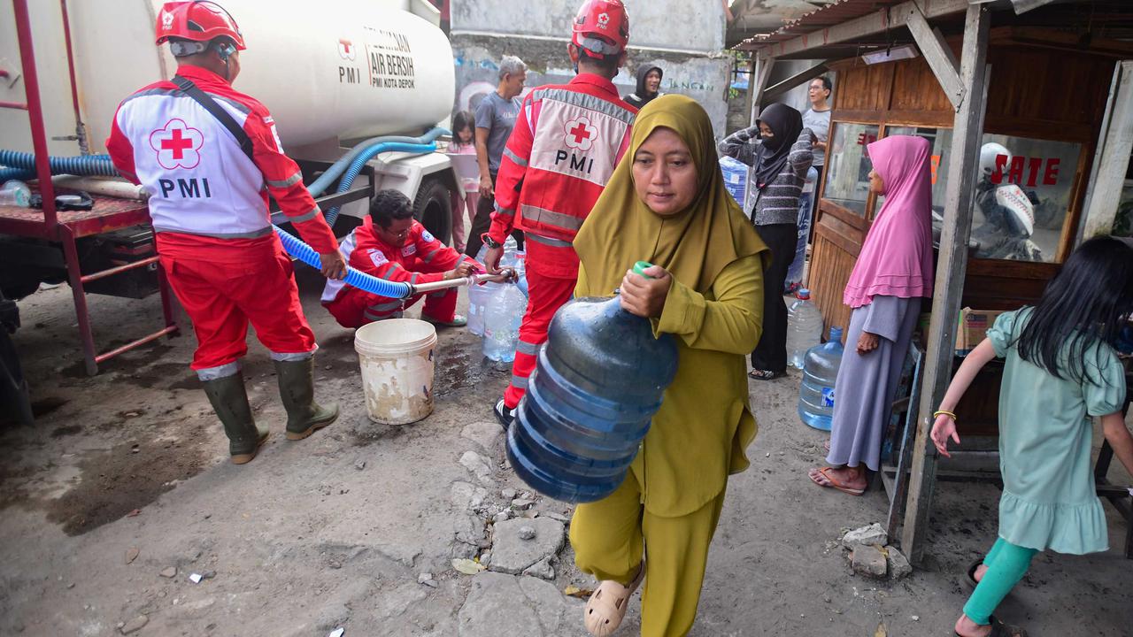 PMI Distribusikan Air Bersih bagi Korban Kekeringan di Depok
