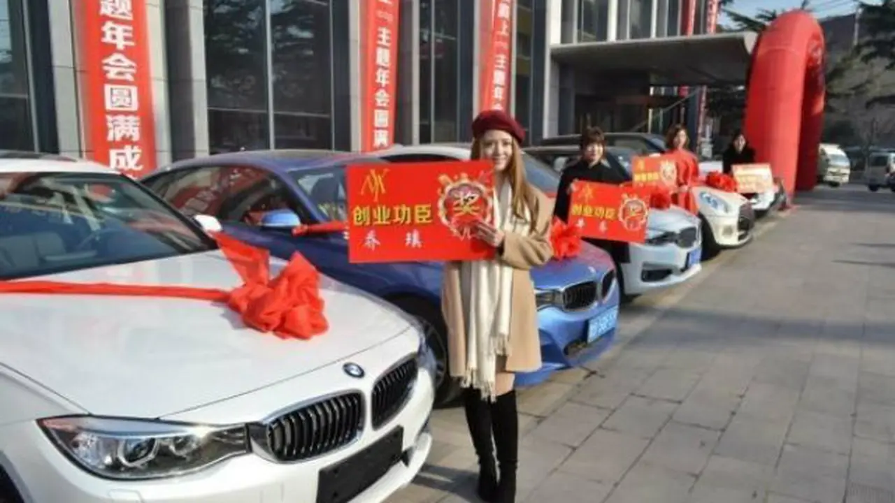 Bisnis Sukses, Pengusaha Muda Ini Bagikan 4 BMW Pada Karyawannya