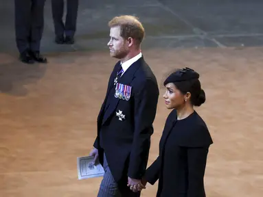 Pangeran Harry dan Meghan Markle menghadiri prosesi persemayaman mendiang Ratu Elizabeth II di Westminster Hall, London, 14 September 2022. (Christopher Furlong/Pool Photo via AP)