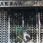 Kondisi gedung utama Kejaksaan Agung yang terbakar di Jakarta, Minggu (23/8/2020). Kebakaran hebat yang menghanguskan gedung utama Kejaksaan Agung pada Sabtu (22/8/2020) malam juga membuat sejumlah tahanan dievakuasi. (Liputan6.com/Faizal Fanani)