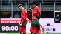 Pemain AC Milan, Rafael Leao, tak mampu menahan air mata saat timnya ditaklukkan Lazio dalam laga giornata 27 Serie A 2024/2025 yang digelar di San Siro, Senin (3/3/2025) dini hari WIB. (AFP/Piero Cruciatti)
