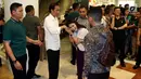 Seorang pengunjung menyalami Presiden Joko Widodo ketika tiba di Sun Plaza Medan, Sumatera Utara, Jumat (24/11). Jokowi berada di mal untuk bermain bersama cucu, Jan Ethes Srinarendra. (Liputan6.com/Johan Tallo)