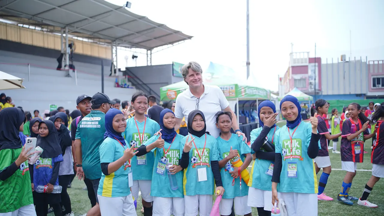 Coach Timo bersama peserta MilkLife Soccer Challenge Bekasi Seri 1 2025 - 2026