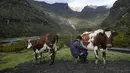 <p>Emerson Camargo memerah susu sapi dekat gunung berapi Nevado del Ruiz (latar belakang) di Villahermosa, Kolombia, Selasa (11/4/2023). Pejabat Kolombia mulai mengevakuasi beberapa keluarga setelah gunung berapi menunjukkan aktivitas seismik tingkat tinggi yang dapat menandakan letusan dalam beberapa hari mendatang atau minggu. (AP Photo/Fernando Vergara)</p>