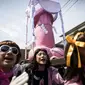 Orang-orang menggotong patung raksasa berbentuk penis pada perayaan Kanamara Matsuri di Kawasaki, 2 April 2017. (BEHROUZ MEHRI / AFP)