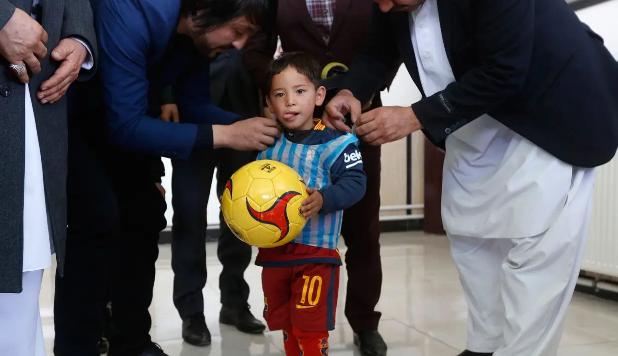 Murtaza Ahmadi (5) memakai kostum dari kantong kresek saat akan bermain sepak bola di markas Federasi Sepak Bola Afghanistan di Kabul, (2/2). Mimpi Ahmadi untuk bertemu Messi Sepertinya akan Terwujud. (REUTERS / Omar Sobhani)