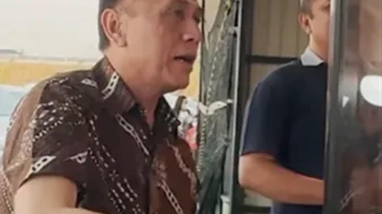 Berkunjung ke Surabaya melalui jalur darat tentu membuat Komjen Polisi (Purn) Mochamad Iriawan ingin rehat sejenak sebelum melanjutkan perjalanan panjang. <br>