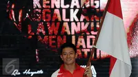 Rio Haryanto memegang bendera Merah Putih usai dipastikan bergabung dengan tim Manor Racing F1 di Jakarta, Kamis (18/2/2016). Rio bergabung dengan Manor Racing dan akan mengikuti balapan Formula 1 selama semusim penuh. (Liputan6.com/Helmi Fithriansyah)