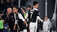 Bintang Juventus, Cristiano Ronaldo (kanan), digantikan Paulo Dybala (kiri), pada laga kontra AC Milan di Allianz Stadium, Senin (11/11/2019). (AFP/Marco Bertorello)