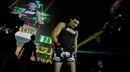 Luis Santos petarung bebas MMA asal Brasil memasuki laga pertarungan One Championship di Jakarta Convention Center. (Bola.com/Peksi Cahyo)