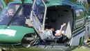 Neymar melambai ke arah kamera sebelum helikopter lepas landas, Brasil, Sabtu (5/7/14). (REUTERS/Marcelo Regua)  