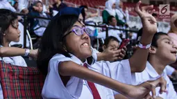 Sejumlah pelajar YPAC memberikan dukungan kepada atlet-atlet yang berlaga pada ajang Asian Para Games di SUGBK, Jakarta, Senin (8/10). Anak-anak terlihat bahagia dapat mendukung langsung di stadion. (Bola.com/Vitalis Yogi Trisna)