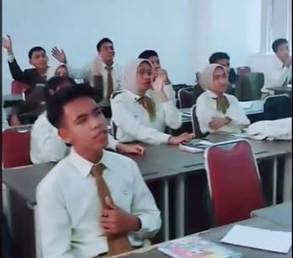 Sebuah video yang diunggah pertama kali di akun Instagram @siti_lathifah_nujumuddin mendadak viral usai direpost oleh band Avenged Sevenfold di Instagram Story milik mereka.