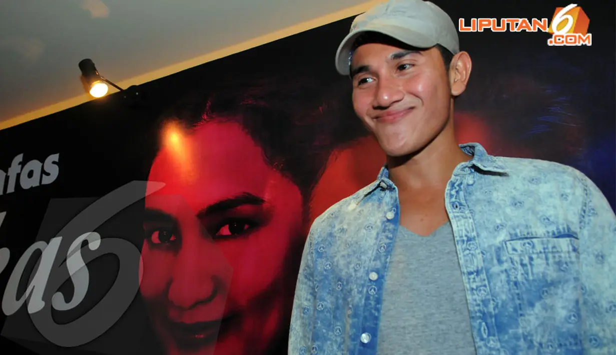 Saking sayangnya pada Jizzy, Vino sampai membawa baju yang sudah dikenakan sang putri ke lokasi syuting, Selasa (22/4/2014) (Liputan6.com/Faisal R syam).