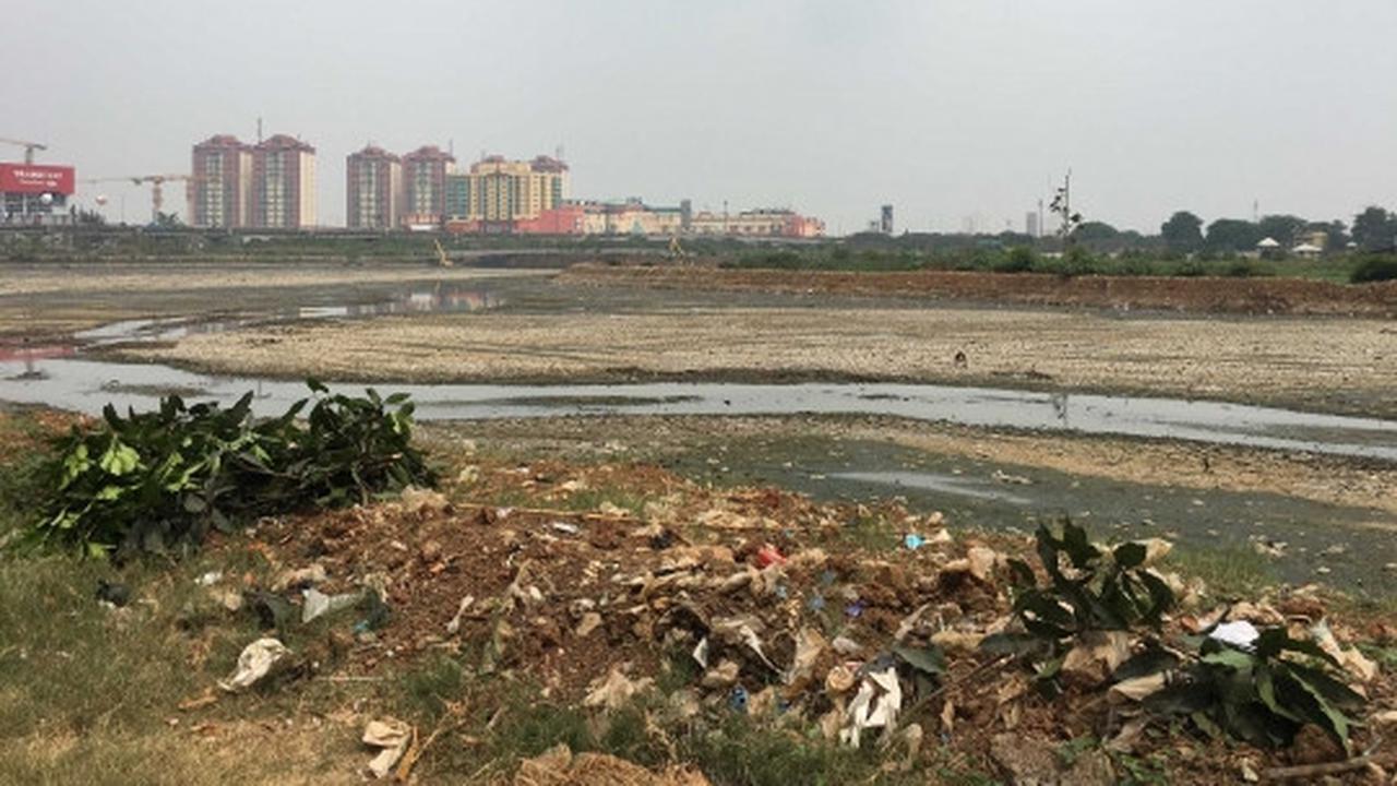 Kondisi Waduk Ria Rio yang kering kerontang akibat kemarau panjang