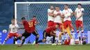 Spanyol berpeluang menambah gol lewat tendangan bebas yang dilepaskan striker Gerard Moreno (kiri) pada menit ke-34. Sepakannya berhasil melewati pagar betis Polandia, namun masih melebar di sisi kanan gawang Wojciech Szczesny. (Foto: AP/Pool/Lluis Gene)