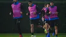 Para pemain Atalanta melakukan pemanasan selama sesi latihan di tempat latihan klub di Zingonia, dekat Bergamo (1/11/2021). Atalanta akan bertanding melawan melawan Manchester United pada Grup F Liga Champions di Gewiss Stadium. (AFP/Marco Bertorello)